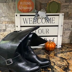 Yuu women’s boots 8.5